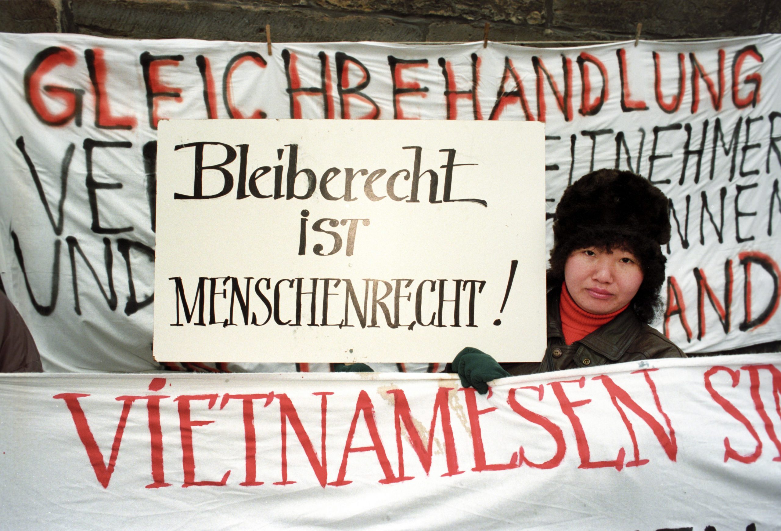 Etwa 200 Vietnamesinnen und Vietnamesen demonstrierten in Erfurt am 28. November 1995. Sie möchten in Deutschland bleiben.